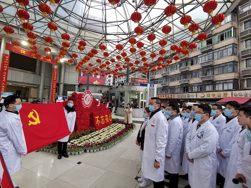 必赢76net线路在党旗下宣誓及为3位出征人员送行.jpg